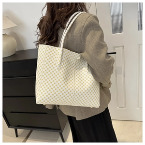 Vue lifestyle d'un grand cabas jaune à imprimé géométrique porté par un mannequin