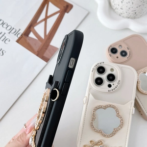 Dettaglio custodia iPhone con slot per carte, specchio a fiori con diamanti e protezione HD