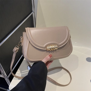 Sac bandoulière beige en cuir avec boucle dorée ronde et bandoulière réglable chic