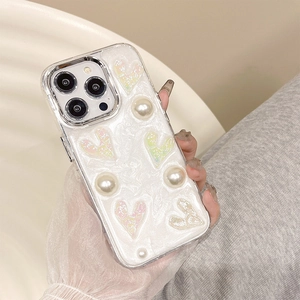 Detail der iPhone-Hülle mit perlweißer Textur, 3D-Herzen und künstlichen Perlenverzierungen