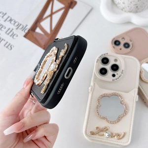 Dettaglio della cover a specchio con fiori, ciondolo Love in strass e trama in pelle chic