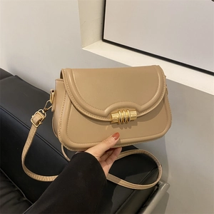 Petit sac à bandoulière beige pour femme avec un fermoir rotatif cylindrique doré chic