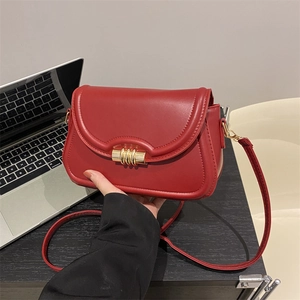 Sac bandoulière semi-circulaire rouge minimaliste avec fermoir doré cylindrique