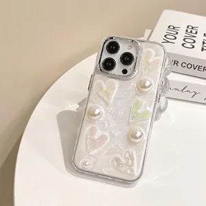 Perlmuttweiße iPhone Hülle mit 3D Herzen, Perlen und silbernem Kameraring Schutz