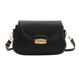 Sac bandoulière minimaliste en cuir noir avec un fermoir cylindrique doré élégant