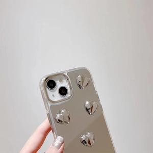 Détail de la coque miroir argentée avec quatre ornements de cœur 3D en métal poli