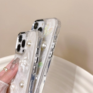 Detailansicht der 3D-Perlen und des Schmetterlings auf der iPhone-Hülle mit Perlmutt-Effekt