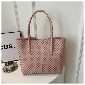 Vue détaillée du sac cabas rose avec un motif circulaire et de longues poignées élégantes