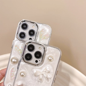 Detailaufnahme der iPhone-Hülle mit 3D-Perlen, weißen Schleifen und schillernden Herzen