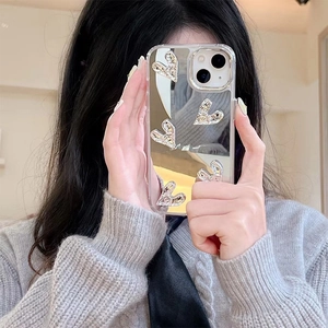 Coque iPhone miroir argenté avec cinq coeurs 3D métalliques pour un look chic