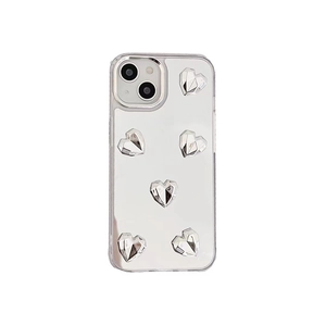 Coque iPhone miroir avec cinq ornements de cœurs argentés 3D sur fond blanc