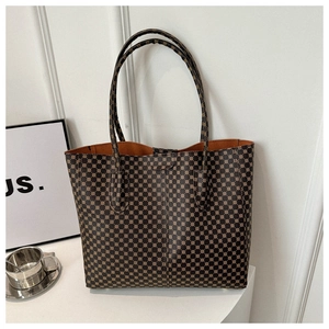 Détail du sac cabas vintage à motif géométrique avec doublure orange et grand intérieur