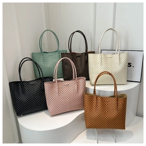 Détails des grands sacs cabas en six couleurs avec un motif de grille géométrique