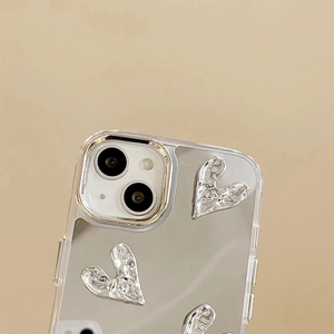 Détail de la coque miroir argentée avec cœur 3D lava et cadre d'objectif doré luxe