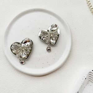Luxury heart-shaped rhinestones phone socket with bow design and waterdrop pendant accessory