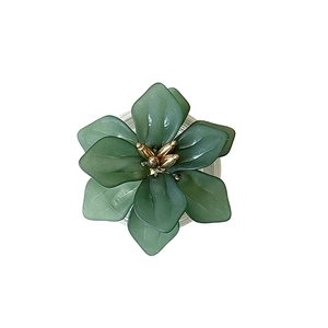 Green flower-shaped expandable phone socket grip with golden metallic stamens