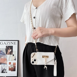 Coque portefeuille blanche pour iPhone avec chaîne dorée et pendentif cerf