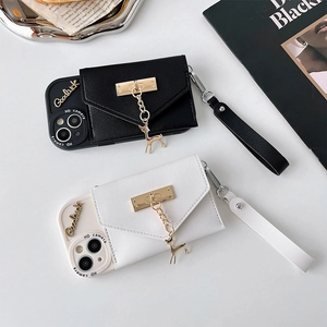 Détail de la coque iPhone en cuir grainé avec porte-cartes et pendentif cerf doré