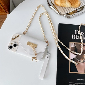 Coque portefeuille iPhone en cuir blanc avec breloque cerf doré et chaîne d'épaule