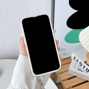 Coque de téléphone blanc cassé avec anneaux de sangle dans un décor nordique