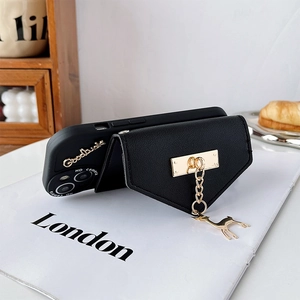 Détail de la coque iPhone noire en cuir avec pendentif cerf, porte-carte et support doré