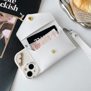 Gros plan détaillé d'une coque de téléphone en cuir blanc avec porte-cartes et détails dorés