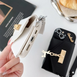 Détail de la coque portefeuille en cuir PU pour iPhone avec boucle métal et pendentif