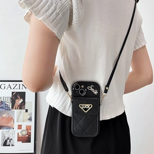 Détail de la coque de téléphone bandoulière en cuir noir avec fente pour carte et sangle