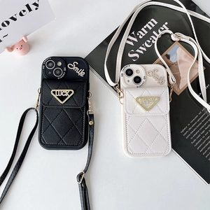 Coque iPhone en cuir matelassé avec porte-carte LUCK et détails en strass Smile