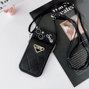 Détail de la coque iPhone en cuir noir matelassé avec lettrage smile et porte-cartes