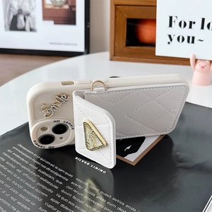 Détail de la coque matelassée blanche avec lettres Smile et porte-cartes pliable intégré