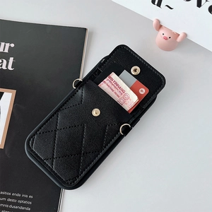 Détail d'une coque iPhone en cuir matelassé noir avec porte-cartes et boucle dorée chic