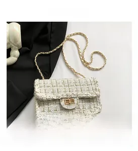 Détail du sac bandoulière en tweed avec chaîne dorée et texture tissée