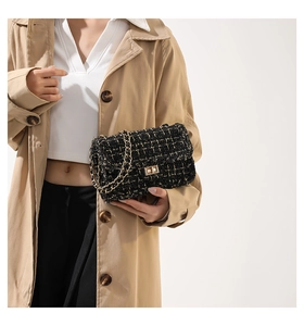 Dettaglio borsa a tracolla in tweed nero con fili metallici dorati e catena