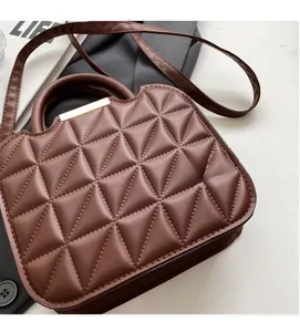 Dettaglio della borsa trapuntata marrone in similpelle con eleganti finiture in metallo
