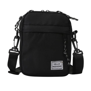 Borsa a tracolla nera in nylon con scritta HELLO WEEKEND e tracolla in tessuto intrecciato