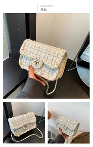 Dettagli della trama in tweed bianco sporco e catena dorata della borsa a spalla