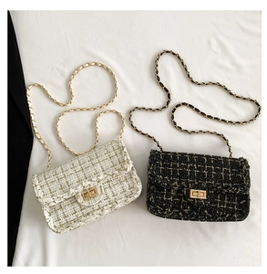 Sacs en tweed tissé avec détails de franges et fermoirs rotatifs en métal doré