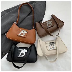 Collezione di borse baguette in ecopelle in quattro colori con fibbia in metallo