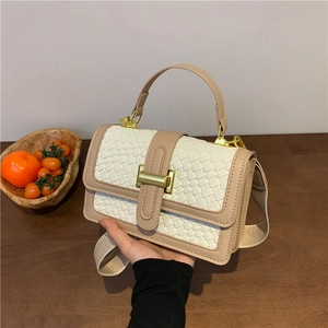 Sac bandoulière en tissu tissé pour femme avec bordures en cuir et boucle dorée
