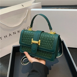 Sac à main vert foncé à texture tissée, boucle H dorée et bandoulière en tissu