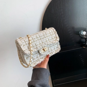 Sac bandoulière en tweed avec chaîne dorée et bords effilochés couleur crème