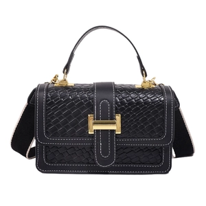 Sac bandoulière noir tressé avec surpiqûres blanches et boucle en métal doré