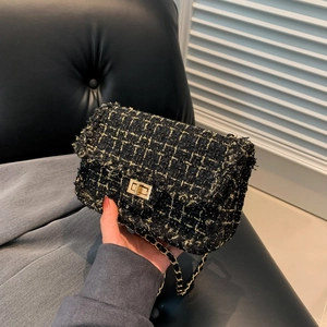 Sac classique en tweed noir et doré avec bandoulière chaîne et fermoir pivotant carré chic