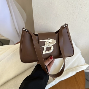 Borsa baguette marrone minimalista con fibbia decorativa a lettera B in metallo argento