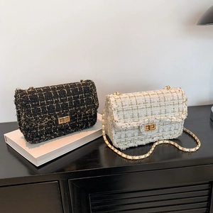 Sacs à bandoulière en tweed tressé noir et blanc crème avec chaîne dorée élégante