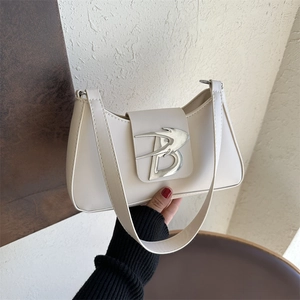 Borsa baguette beige minimalista con fibbia a B in metallo argento e ampia tracolla a spalla