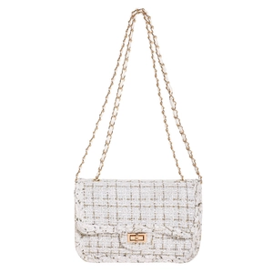 Borsa a tracolla in tweed bianco con catena dorata e chiusura a scatto su sfondo bianco