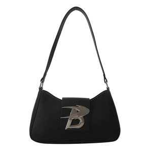 Borsa baguette nera minimalista con fibbia a B argentata su sfondo grigio chiaro