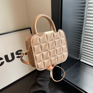 Elegante borsa a tracolla in pelle trapuntata beige con manico e finiture oro
